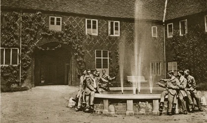 No pátio do Palácio Fulham, 1914-19